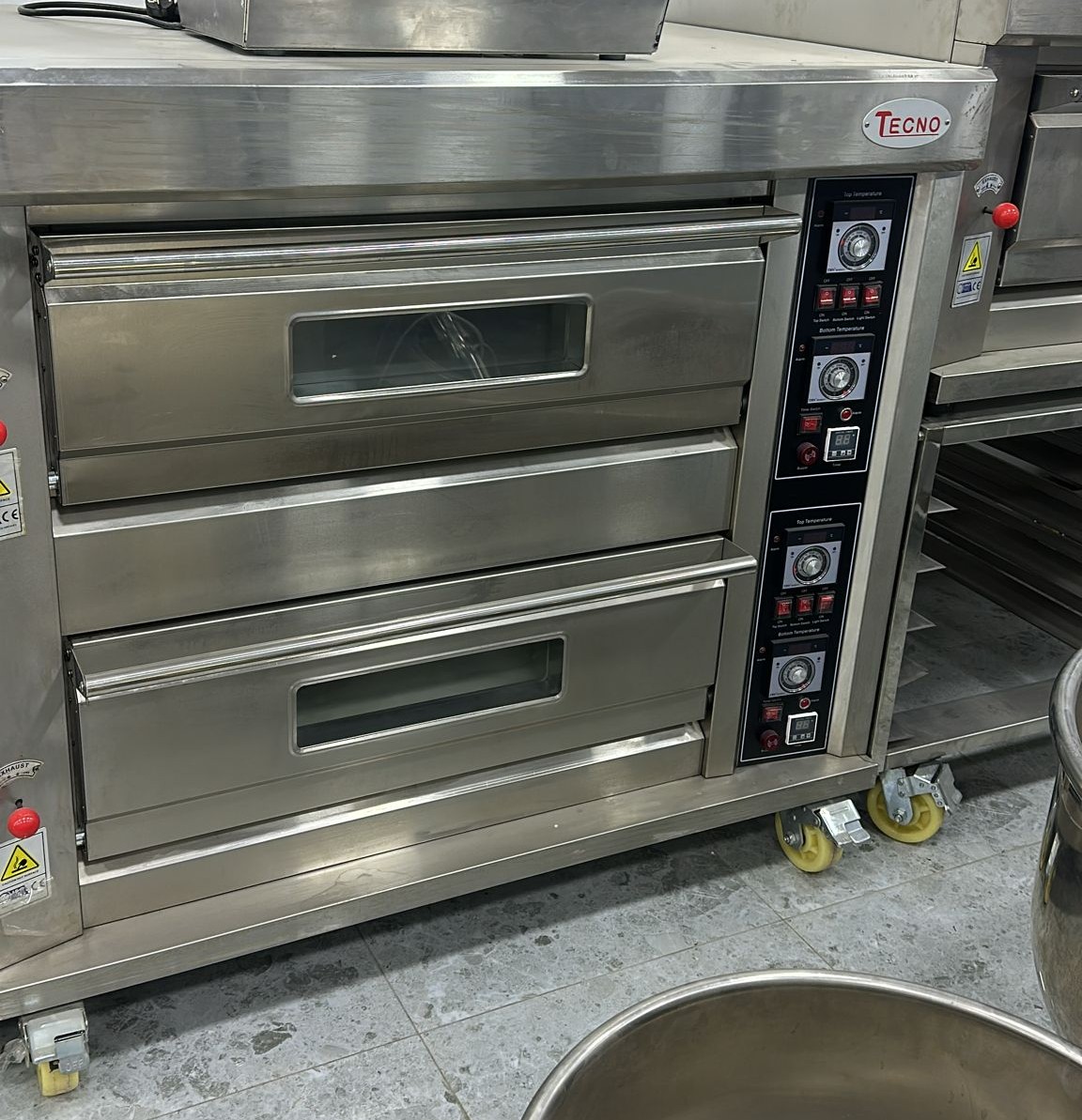 فرن بيتزا ومعجنات مع ستاند صواني 